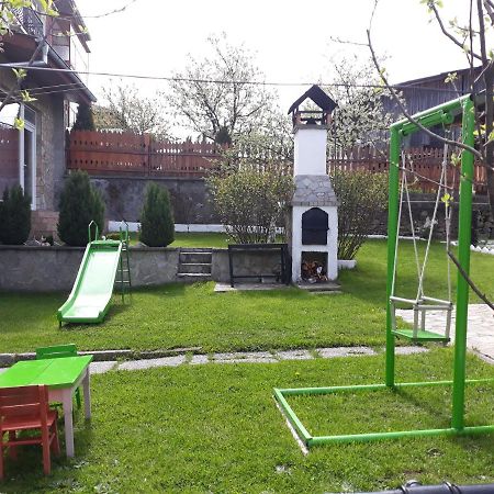 Вила Багрянови دوسبات المظهر الخارجي الصورة