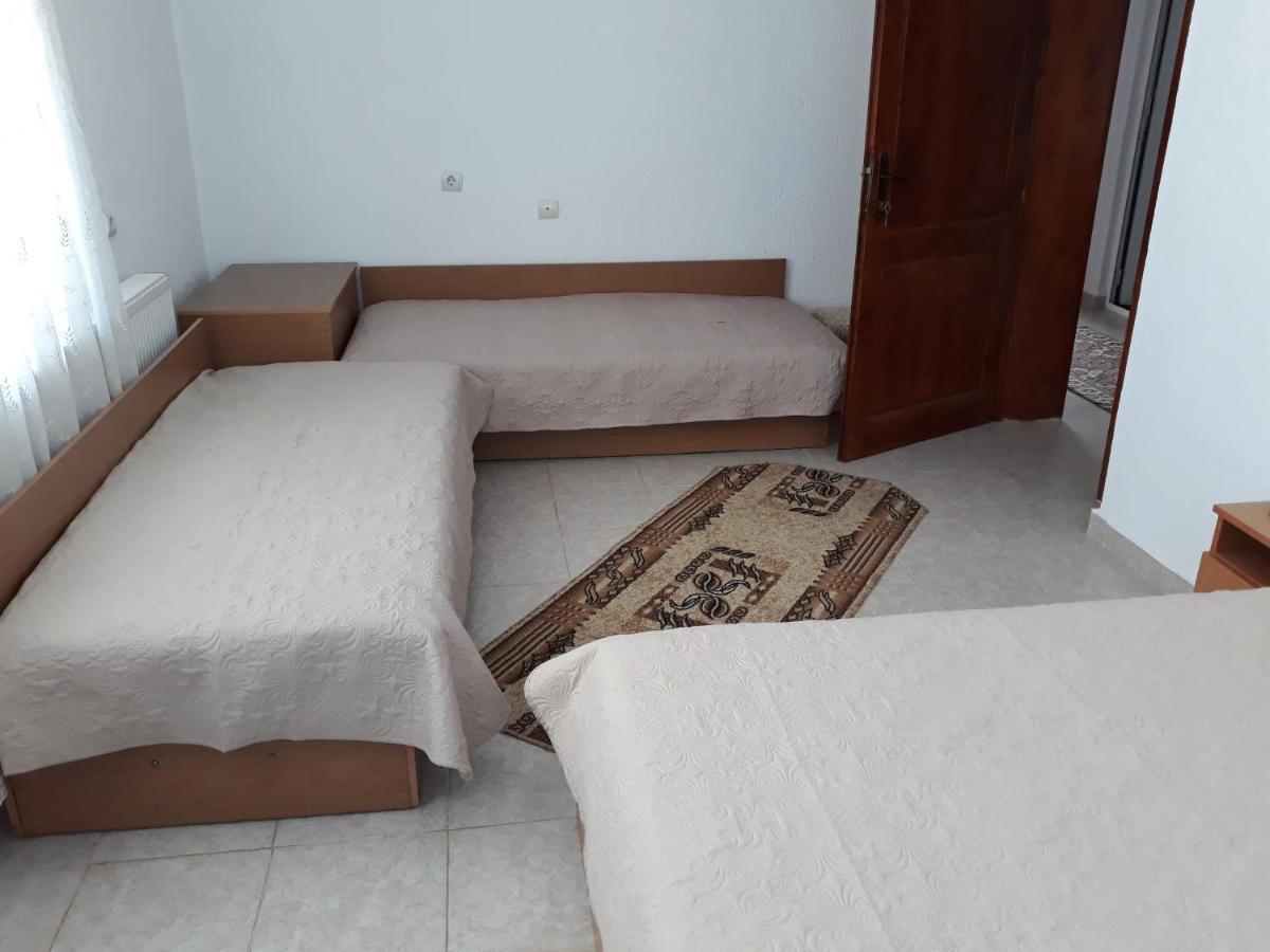 Вила Багрянови دوسبات المظهر الخارجي الصورة